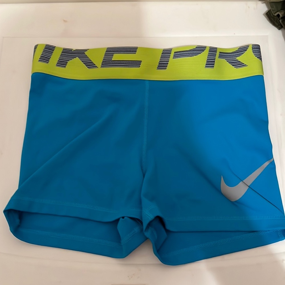 •Women’s Nike Pro •Size M • blue